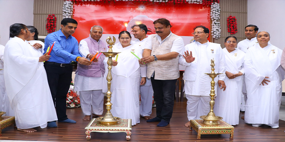 Agra: Inauguration of Media Seminar-Cum-Dialogue -2018 on the Theme “Enlightened Media for Building a Better Society” by Lighting Candles.