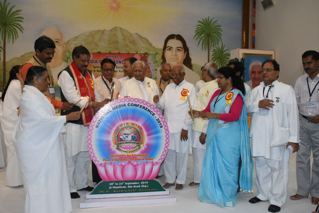 Abu Road: शांतिवन आबू रोड में ब्रह्माकुमारीज के मीडियाप्रभाग द्वारा आयोजित मीडिया महासम्मेलन का उद्घाटन